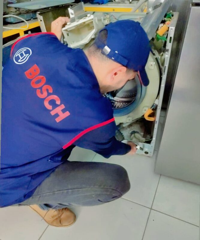 Technicien agréé Bosch réparant une machine à laver Bosch