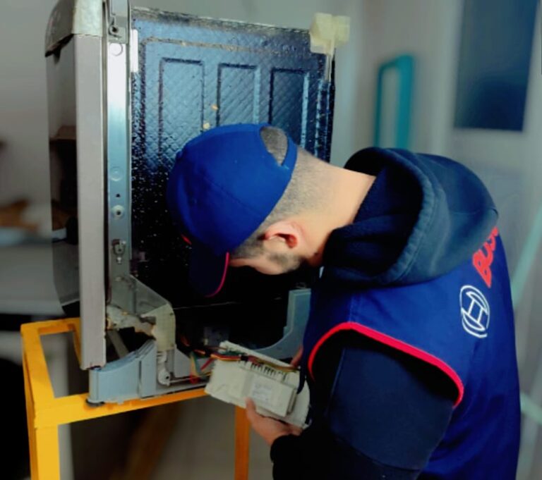 Technicien Bosch remplaçant la carte électronique d’un lave-vaisselle